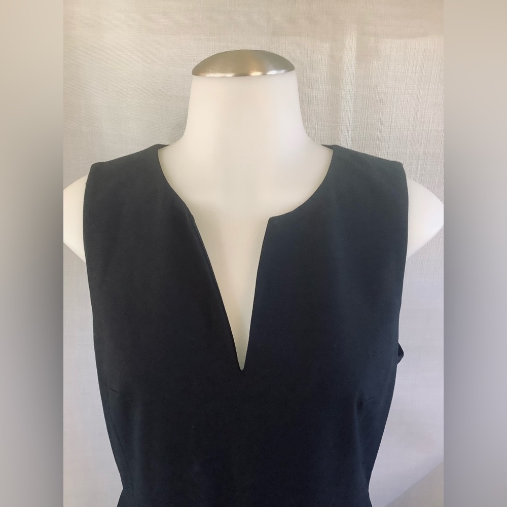 Size 4 Ann Taylor Sheath sleeveless V neck black dress shirt LBD - Picture 4 of 9